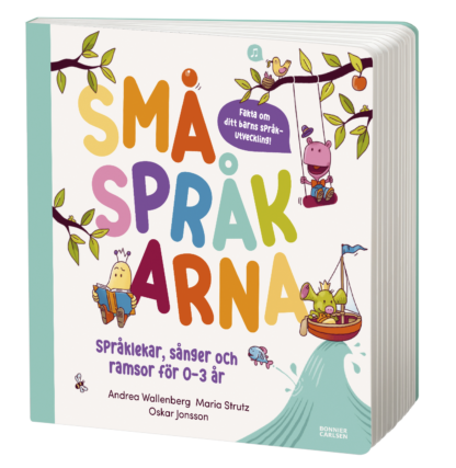 3D-illustration av boken "Småspråkarna: Språklekar, sånger och ramsor för 0-3 år" av Andrea Wallenberg, Maria Strutz och Oskar Jonsson. Omslaget är färgglatt med illustrationer av djur och en färgglad titel, och boken är uppställd så att man ser både framsidan och ryggen.