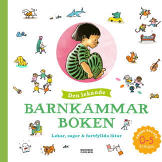 Omslag av boken Den lekande Barnkammarboken i ett tredimensionellt format. Omslaget visar en illustration av ett barn i en grönrandig pyjamas som sitter ihopkrupet i en rosa cirkel. Runt om finns små illustrationer av djur och barn som leker. Bokens titel är skriven i grönt, och en gul etikett i hörnet visar att den passar för barn i åldrarna 0-5 år.