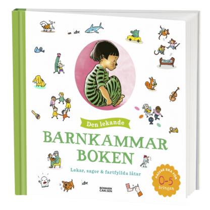 Omslag av boken Den lekande Barnkammarboken i ett tredimensionellt format. Omslaget visar en illustration av ett barn i en grönrandig pyjamas som sitter ihopkrupet i en rosa cirkel. Runt om finns små illustrationer av djur och barn som leker. Bokens titel är skriven i grönt, och en gul etikett i hörnet visar att den passar för barn i åldrarna 0-5 år. Boken är i 3D format.